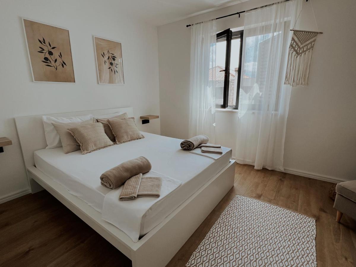 Dawn & Dusk - Modern Two Bedroom Apartment With Mountain Views Čilipi Екстериор снимка