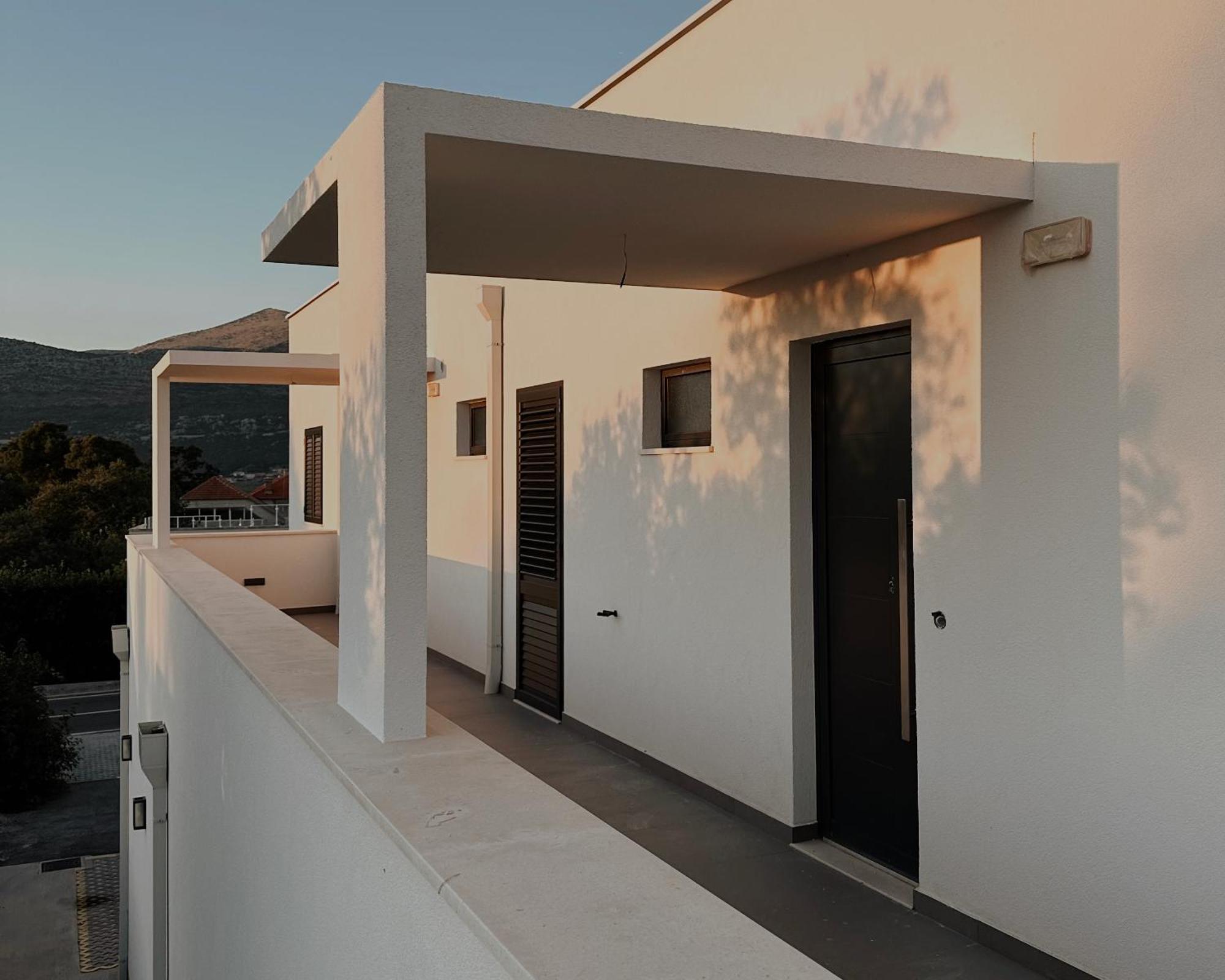 Dawn & Dusk - Modern Two Bedroom Apartment With Mountain Views Čilipi Екстериор снимка